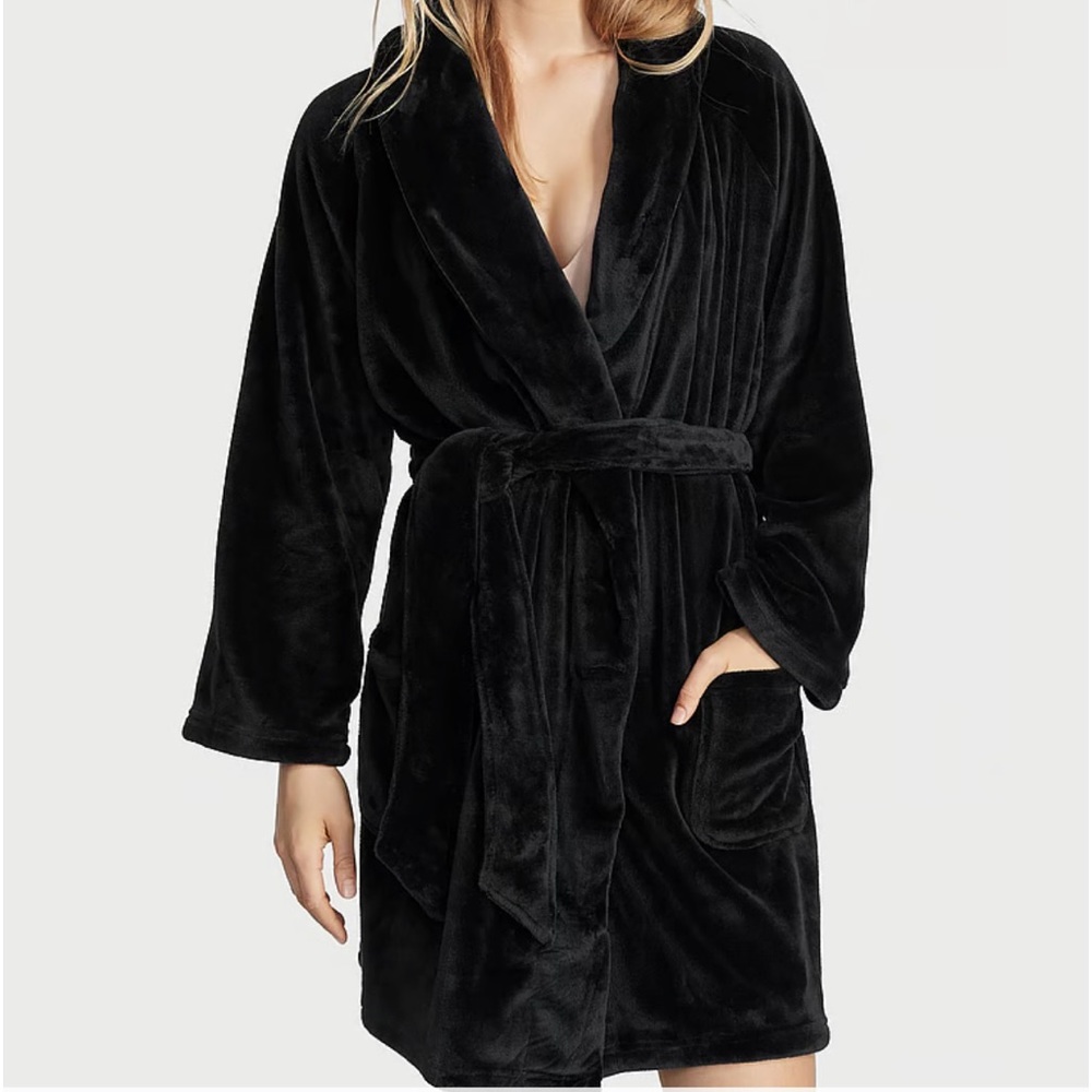 VICTORIA'S SECRET
Short Cozy Robe Perfect Gift! Won’t last. Cozy!
